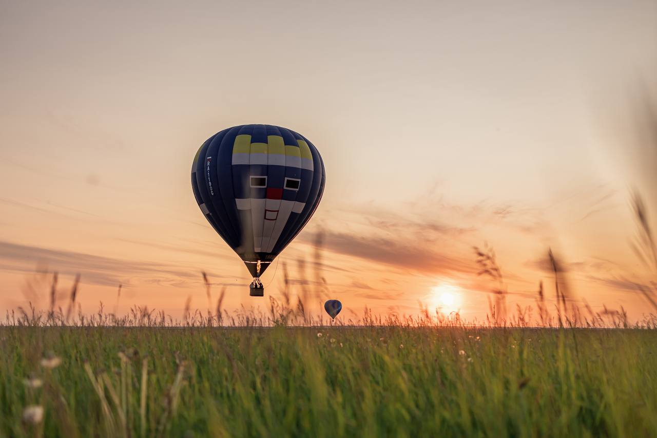 Подготовка воздушного шара перед классическим полетом в Екатеринбурге