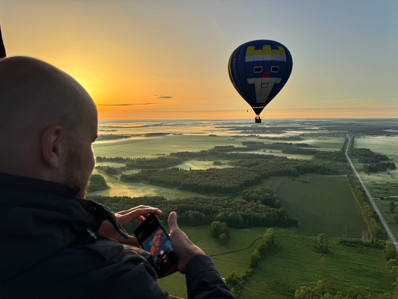 Наполнение воздушного шара воздухом перед полетом в Екатеринбурге