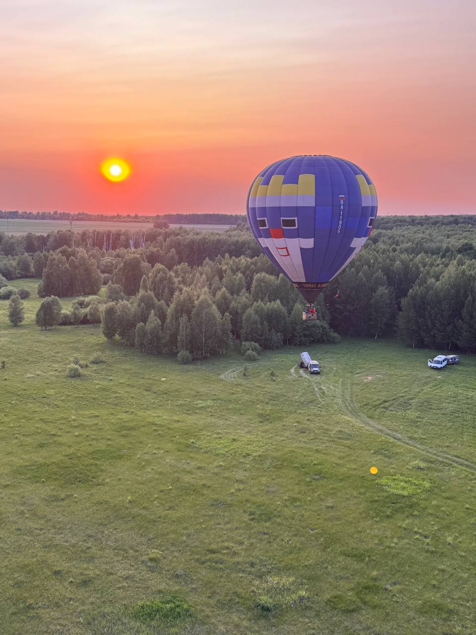 Пассажиры садятся в корзину воздушного шара перед полетом в Екатеринбурге