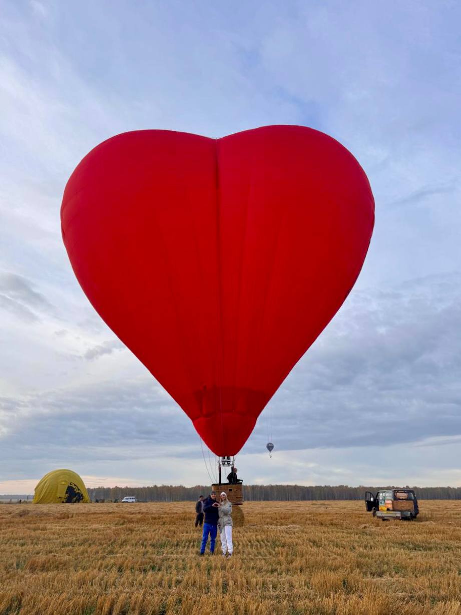 Счастливая пара после предложения руки и сердца в полете на воздушном шаре