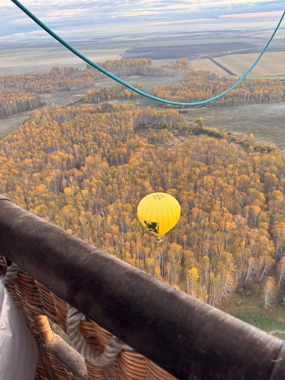 Пассажиры во время высотного полета на воздушном шаре